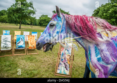 London, UK. 4. Juli 2013. Liegestuhl Träume startet vor der bevorstehenden britischen Sommer in Hyde Park-Reihe von Konzerten. Pegasus (basierend auf Ronnie Wood Malerei mit dem gleichen Namen) ist eine der ist einer von 20 neuen Designs von Menschen, darunter Harry Enfield (Hallo Enten), Miranda Richardson (blau mit Vogel), Julia Bradbury (Bee-Streifen), zu nehmen, das ist Howard Donald (Rainbow Hände), Chris Beardshaw und Michael Craig-Martin (rosa Bananen). Pegasus wurde zum Leben erweckt durch Tetua, die Hand war für diesen Anlass gemalt. Die Royal Parks Foundation ist die gewählte Charity-Partner für die Serie. Stockfoto