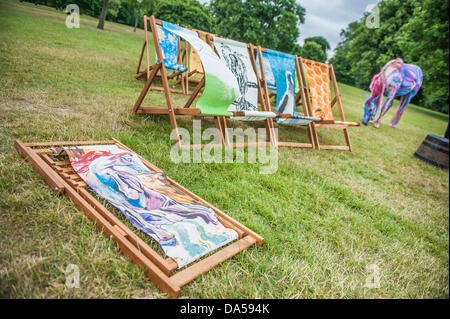 London, UK. 4. Juli 2013. Liegestuhl Träume startet vor der bevorstehenden britischen Sommer in Hyde Park-Reihe von Konzerten. Pegasus (basierend auf Ronnie Wood Malerei mit dem gleichen Namen) ist eine der ist einer von 20 neuen Designs von Menschen, darunter Harry Enfield (Hallo Enten), Miranda Richardson (blau mit Vogel), Julia Bradbury (Bee-Streifen), zu nehmen, das ist Howard Donald (Rainbow Hände), Chris Beardshaw und Michael Craig-Martin (rosa Bananen). Pegasus wurde zum Leben erweckt durch Tetua, die Hand war für diesen Anlass gemalt. Die Royal Parks Foundation ist die gewählte Charity-Partner für die Serie. Stockfoto