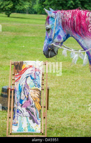 London, UK. 4. Juli 2013. Liegestuhl Träume startet vor der bevorstehenden britischen Sommer in Hyde Park-Reihe von Konzerten. Pegasus (basierend auf Ronnie Wood Malerei mit dem gleichen Namen) ist eine der ist einer von 20 neuen Designs von Menschen, darunter Harry Enfield (Hallo Enten), Miranda Richardson (blau mit Vogel), Julia Bradbury (Bee-Streifen), zu nehmen, das ist Howard Donald (Rainbow Hände), Chris Beardshaw und Michael Craig-Martin (rosa Bananen). Pegasus wurde zum Leben erweckt durch Tetua, die Hand war für diesen Anlass gemalt. Die Royal Parks Foundation ist die gewählte Charity-Partner für die Serie. Stockfoto