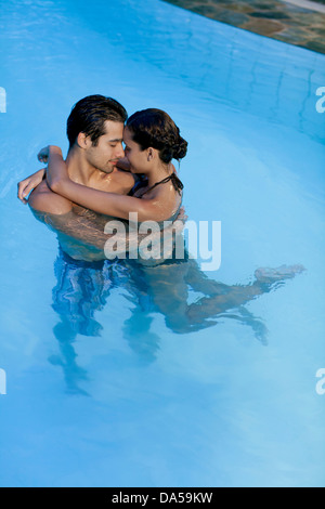 Ein paar umfassend in einen Swimming Pool. Stockfoto