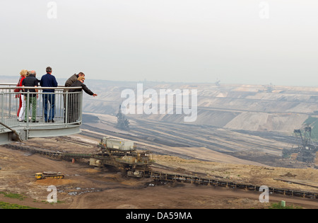 Touristen auf einem erhöhten "Skywalk" Anzeigen der Tagebau (surface mine) Garzweiler, Deutschland. Stockfoto