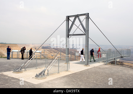 Eine erhöhte "Skywalk" überhängenden der Tagebau (surface mine) Garzweiler, Deutschland. Stockfoto