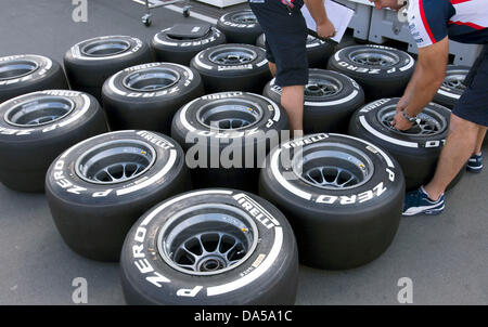 Nuerburg, Deutschland. 4. Juli 2013. Pirelli-Reifen sind im Fahrerlager der Rennstrecke Nürburgring in Nuerburg, Deutschland, 4. Juli 2013 gesehen. Die Formel 1 Grand Prix von Deutschland statt findet am 7. Juli 2013. Foto: Jens Büttner/Dpa/Alamy Live News Stockfoto