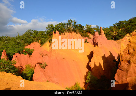 Das Colorado Provençal liegt im Süden Frankreichs, in der Nähe des wunderschönen Canyonflusses der Gorges du Verdon und ist ein muss auf der Luberon-Route Stockfoto