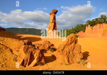 Das Colorado Provençal liegt im Süden Frankreichs, in der Nähe des wunderschönen Canyonflusses der Gorges du Verdon und ist ein muss auf der Luberon-Route Stockfoto