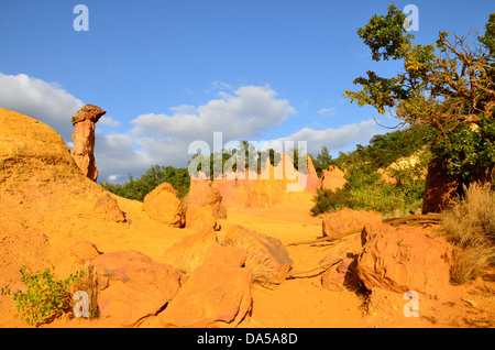 Das Colorado Provençal liegt im Süden Frankreichs, in der Nähe des wunderschönen Canyonflusses der Gorges du Verdon und ist ein muss auf der Luberon-Route Stockfoto