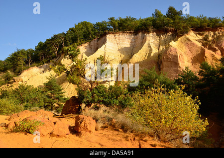 Das Colorado Provençal liegt im Süden Frankreichs, in der Nähe des wunderschönen Canyonflusses der Gorges du Verdon und ist ein muss auf der Luberon-Route Stockfoto