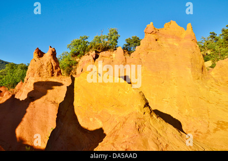 Das Colorado Provençal liegt im Süden Frankreichs, in der Nähe des wunderschönen Canyonflusses der Gorges du Verdon und ist ein muss auf der Luberon-Route Stockfoto