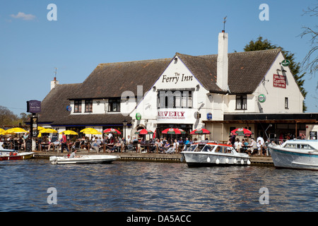 Norfolk Broads Kneipen Gaststätten - Ferry Inn, Horning am Fluss Bure, Norfolk, East Anglia, England Stockfoto