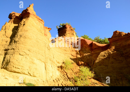 Das Colorado Provençal liegt im Süden Frankreichs, in der Nähe des wunderschönen Canyonflusses der Gorges du Verdon und ist ein muss auf der Luberon-Route Stockfoto