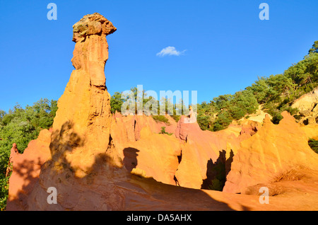 Das Colorado Provençal liegt im Süden Frankreichs, in der Nähe des wunderschönen Canyonflusses der Gorges du Verdon und ist ein muss auf der Luberon-Route Stockfoto