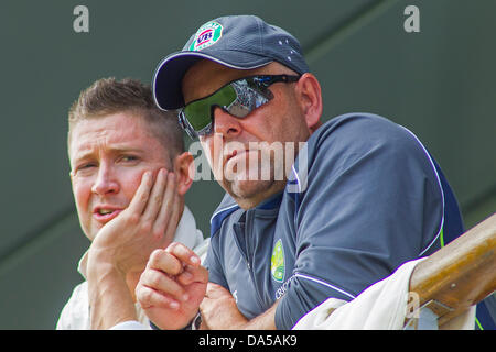 Worcester, UK. 4. Juli 2013.   Michael Clarke und Head Coach Darren Lehmann tagsüber drei der Pre Australiens Aufwärmen Asche Spiel zwischen Australien und Worcestershire am neuen Road Ground am 4. Juli 2013 in Worcester, England. (Foto von Mitchell Gunn/ESPA/Alamy Live News/Alamy Live-Nachrichten) Stockfoto