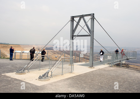Eine erhöhte "Skywalk" überhängenden der Tagebau (surface mine) Garzweiler, Deutschland. Stockfoto