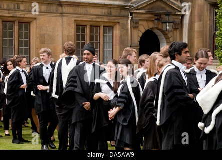 Tag der Promotion - multikulturell Absolventen graduiert hatte, Clare College, Cambridge University, England, Großbritannien Stockfoto