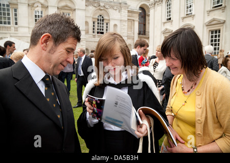 Cambridge Universitätsstudent Studium am Abschlusstag mit stolzen Eltern Senat Haus Cambridge UK Stockfoto