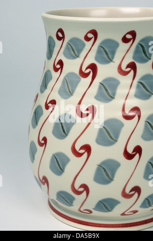 Einen englischen Poole Pottery "Freeform" Vase mit handbemaltem Dekor Stockfoto