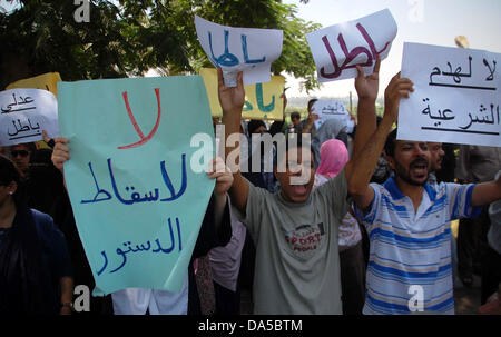 Kairo, Kairo, Ägypten. 4. Juli 2013. Anhänger des gestürzten Präsidenten Mohamed Morsi versammeln sich vor dem Obersten Verfassungsgericht wo Adli Mansour, der Chef der ägyptischen höchstes Gericht, als Interims-Präsident Ägyptens, in Kairo, Ägypten, 4. Juli 2013 vereidigt wurde. Mansour Eid den vor dem Obersten Verfassungsgericht. Mansour ist die Post zu halten, bis vorgezogene Präsidentschaftswahlen abgehalten werden. Für frische Umfragen Credit hat noch kein Datum festgelegt worden: Ahmed Asad/APA Images/ZUMAPRESS.com/Alamy Live News Stockfoto