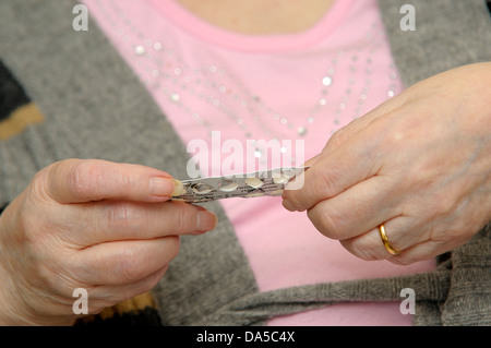 Rentner, die eine Blisterpackung England uk Tablet auswählen Stockfoto