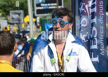 Zuschauer Wearing Funny Bicycle-Shaped Gläser bei der Tour de France Bike Race Aix-en-Provence Credit: Chris Hellier/Alamy Live News Stockfoto