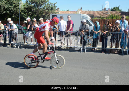 Provence, Frankreich. 4. Juli 2013. Radfahrer auf Miniatur Fahrrad oder Kindes Bike vor Beginn der Tour de France-Bike-Rennen oder Zyklus Rennen Aix-en-Credit: Chris Hellier/Alamy Live News Stockfoto