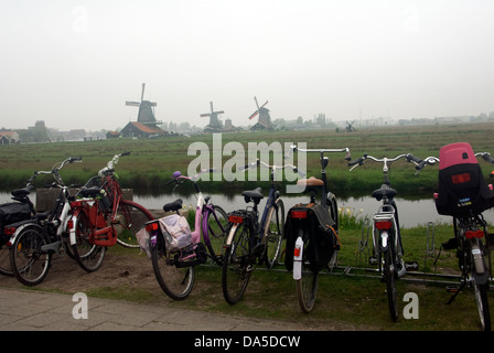 NIEDERLANDE; ZAANSTAD; ZAANSE SCHANS WINDMÜHLE MUSEUM; FAHRRÄDER UND WINDMÜHLEN Stockfoto