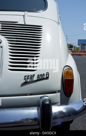 Platz für 600 Oldtimer Parken an einer Tankstelle in Alcala, Teneriffa, Kanarische Inseln, Spanien, Stockfoto