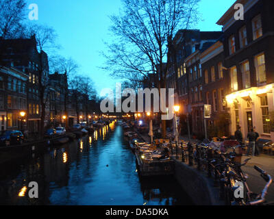 Twilight - Crepuscule über den Kanal in der Nähe der beliebten Bruin Cafe ' t SMALLE an der Ecke Egelantiers und Prinsengracht mit einer Terrasse auf dem Wasser im charmanten Viertel Jordaan in Amsterdam.??? Stockfoto