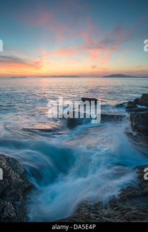 Eine Seenlandschaft der Sonnenuntergang über den Blasket Inseln entnommen Valentia Island, County Kerry, Irland Stockfoto