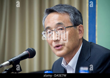 Tokio, Japan. 4. Juli 2013. Dr. Shunchi Tanaka, Vorsitzender von Japans Nuclear Regulatory Authority (NRA), spricht während einer Pressekonferenz am 4. Juli 2013 Foreign Press Center in Tokio, Japan. Tanaka sagte während Betreiber von Japans 48 Reaktoren berechtigt wäre, den Betrieb wieder aufzunehmen, sie sollten die NRA neue Richtlinien erfüllen, müssen sie letztlich gewinnen die Zusammenarbeit von Kommunen und Menschen in den Gemeinden, in denen diese Reaktoren befinden. Fotograf: Robert Gilhooly Stockfoto