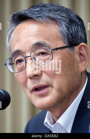 Tokio, Japan. 4. Juli 2013. Dr. Shunchi Tanaka, Vorsitzender von Japans Nuclear Regulatory Authority (NRA), spricht während einer Pressekonferenz am 4. Juli 2013 Foreign Press Center in Tokio, Japan. Tanaka sagte während Betreiber von Japans 48 Reaktoren berechtigt wäre, den Betrieb wieder aufzunehmen, sie sollten die NRA neue Richtlinien erfüllen, müssen sie letztlich gewinnen die Zusammenarbeit von Kommunen und Menschen in den Gemeinden, in denen diese Reaktoren befinden. Fotograf: Robert Gilhooly/Alamy Live-Nachrichten Stockfoto