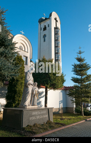 St. Anna-Skulptur auf der Rückseite Peter der Apostel Pfarrkirche in Wadowice, Polen. Stockfoto