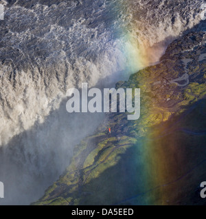Antenne des Dettifoss Wasserfälle eine einsame Person mit Regenbogen, Island Stockfoto