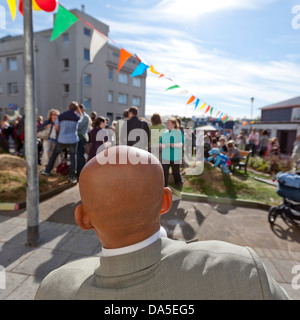 Glatzköpfiger Mann von hinten außen beim Sommerfest, Reykjavik, Island Stockfoto