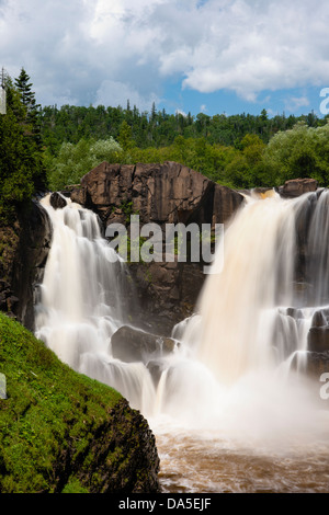 High Falls der Pigeon River im Grand Portage, Minnesota State Park im Sommer. Dieser Fluss ist die nördliche Grenze zwischen den USA und Kanada. Stockfoto