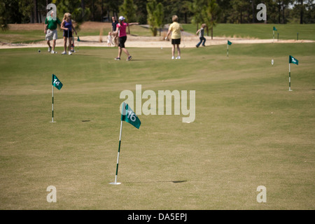 Golfer setzen, Thistle Dhu setzen Kurs Pinehurst Resort Golf Course, NC Stockfoto