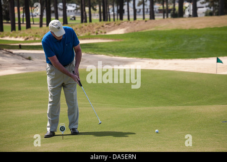 Reifen Sie männlichen Golfer setzen, Thistle Dhu setzen Kurs, Pinehurst Resort Golf Course, NC Stockfoto