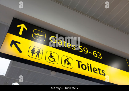 Tore und Toiletten Schild am Flughafen Gatwick Stockfoto