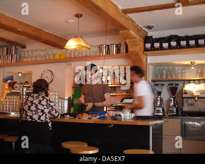 Das Cafe De Winkel auf dem Noordermarkt in Amsterdam kann man die besten Apfelkuchen in der Stadt.?? Stockfoto