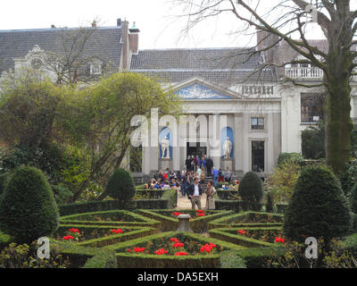 Besucher genießen den schönen Garten und Remise des Museum Van Loon 1672 als einem typischen reichen Grachtenhaus an der Keizersgracht in Amsterdam gebaut. Stockfoto