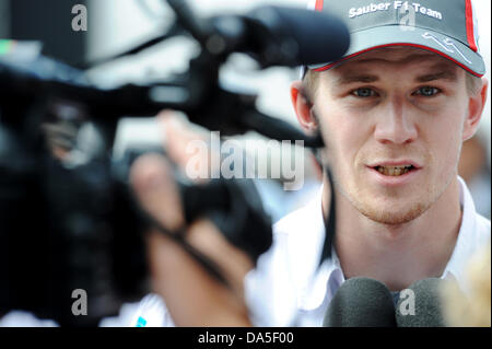 Nuerburg, Deutschland. 4. Juli 2013. Deutsche Formel1-Fahrer Nico Huelkenberg Sauber spricht mit Journalisten im Fahrerlager am Nürburgring Race track, Nuerburg, Deutschland, 4. Juli 2013. Die Formel 1 Grand Prix von Deutschland stattfinden am 7. Juli 2013. Foto: David Ebener/Dpa/Alamy Live News Stockfoto