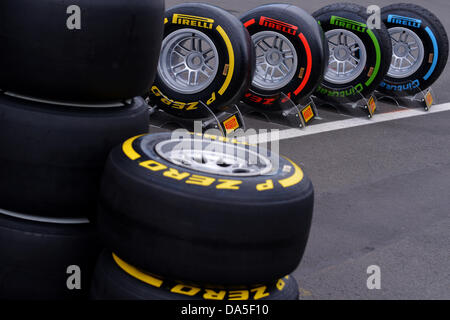 Nuerburg, Deutschland. 4. Juli 2013. Pirelli-Reifen werden im Fahrerlager am Nürburgring Rennstrecke, Nuerburg, Deutschland, 4. Juli 2013 angezeigt. Die Formel 1 Grand Prix von Deutschland statt findet am 7. Juli 2013. Foto: David Ebener/Dpa/Alamy Live News Stockfoto