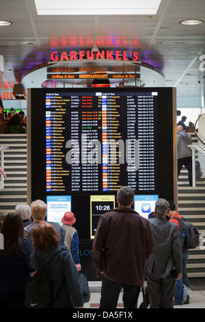 Passagiere, die Überprüfung der Abfahrtstafel am Flughafen Gatwick. Stockfoto