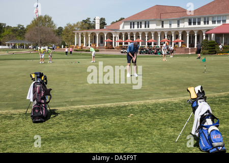 Golfer auf Praxis-Putting-Green, PInehurst Resort Golf Course, Pinehurst, North Carolina, USA Stockfoto