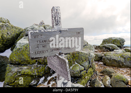 Verwittertes Holz- Trail anmelden Franken Ridge, New Hampshire, USA. Stockfoto