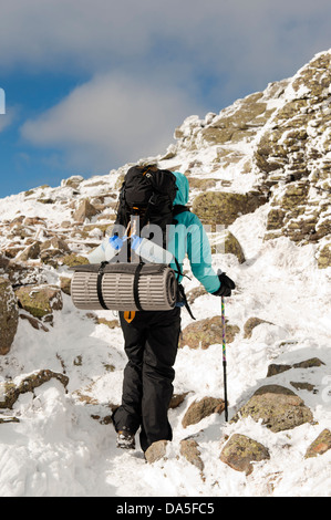 Wanderer mit Rucksack Klettern Franken Höhenweg in Richtung Mt Lafayette, New Hampshire, USA. Stockfoto