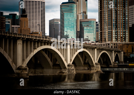 Skyline von Minneapolis und Third Avenue bridge über den Mississippi River. Stockfoto