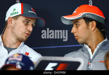 Nuerburg, Deutschland. 4. Juli 2013. Deutsche Formel1-Fahrer Nico Hülkenberg (L) von Sauber haben einen Chat mit mexikanische Formel-1-Pilot Sergio Perez von McLaren Mercedes während der Pressekonferenz auf der Rennstrecke Nürburgring in Nuerburg, Deutschland, 4. Juli 2013. Die Formel 1 Grand Prix von Deutschland statt findet am 7. Juli 2013. Foto: Jens Büttner/Dpa/Alamy Live News Stockfoto