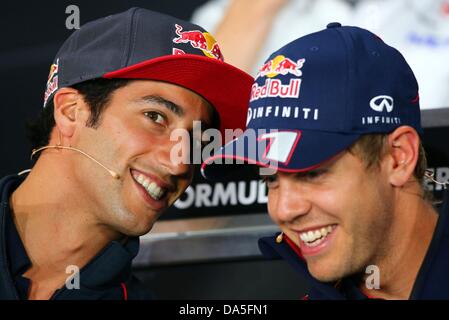 Nuerburg, Deutschland. 4. Juli 2013. Deutsche Formel1-Fahrer Sebastian Vettel (R) von Red Bull haben einen Chat mit australischen Formel1-Fahrer Daniel Ricciardo Toro Rosso während der Pressekonferenz auf der Rennstrecke Nürburgring in Nuerburg, Deutschland, 4. Juli 2013. Die Formel 1 Grand Prix von Deutschland statt findet am 7. Juli 2013. Foto: Jens Büttner/Dpa/Alamy Live News Stockfoto