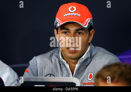 Nuerburg, Deutschland. 4. Juli 2013. Mexikanische Formel-1-Pilot Sergio Perez von McLaren Mercedes gesehen während der Pressekonferenz auf der Rennstrecke Nürburgring in Nuerburg, Deutschland, 4. Juli 2013. Die Formel 1 Grand Prix von Deutschland stattfinden am 7. Juli 2013. Foto: Jens Büttner/Dpa/Alamy Live News Stockfoto