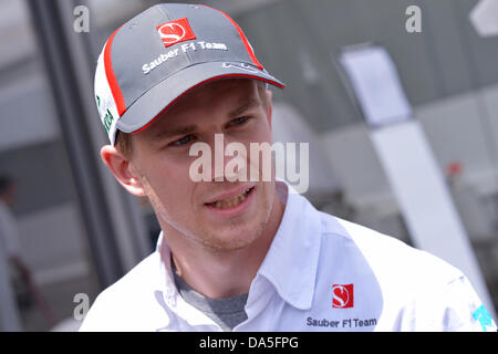 Nuerburg, Deutschland. 4. Juli 2013. Deutsche Formel1-Fahrer Nico Huelkenberg von Sauber hat einen Chat in das Fahrerlager am Nürburgring Rennstrecke, Nuerburg, Deutschland, 4. Juli 2013. Die Formel 1 Grand Prix von Deutschland statt findet am 7. Juli 2013. Foto: David Ebener/Dpa/Alamy Live News Stockfoto